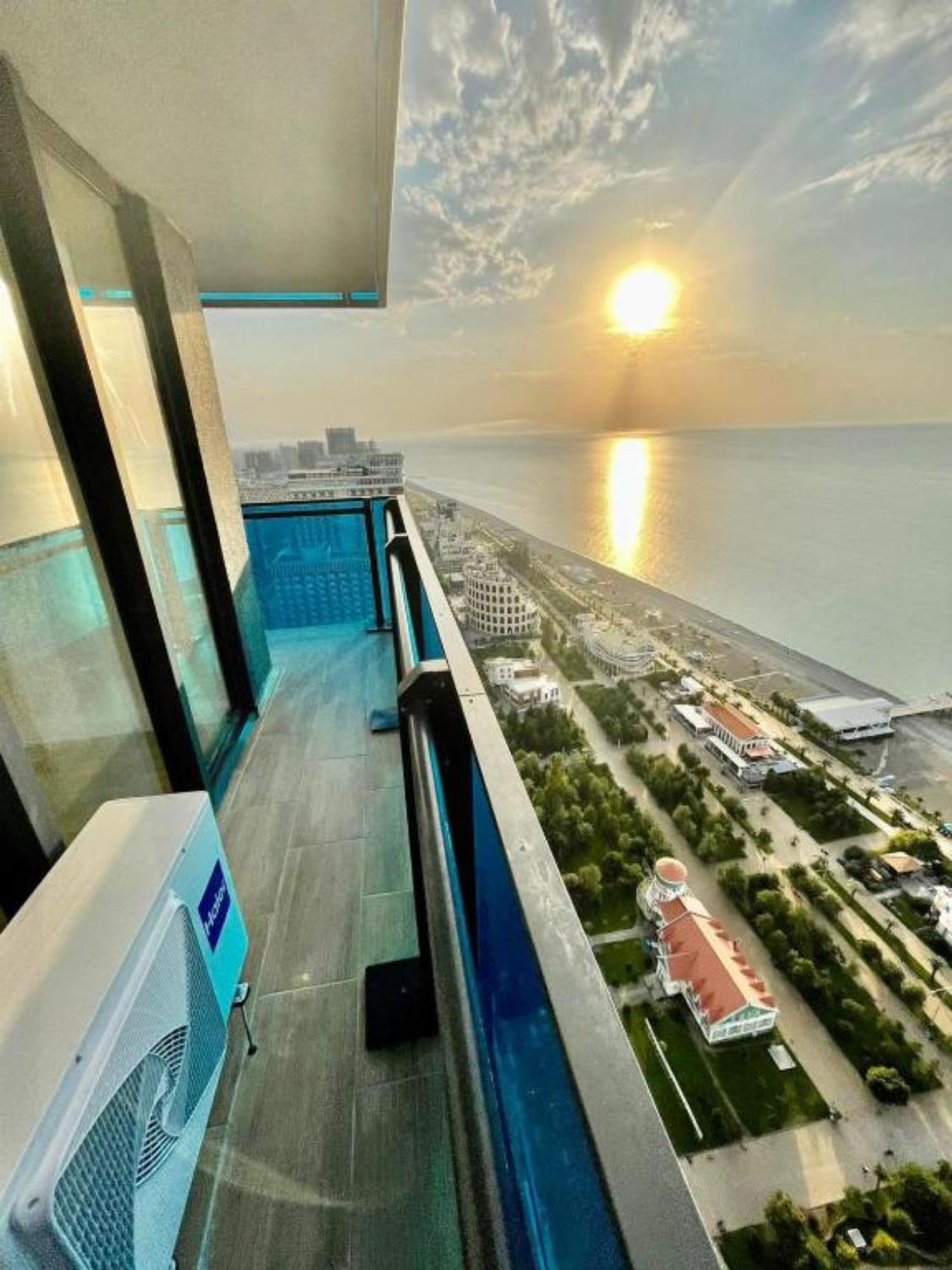 Delux Sea View Aparthotel In Orbi City Batumi Exteriör bild