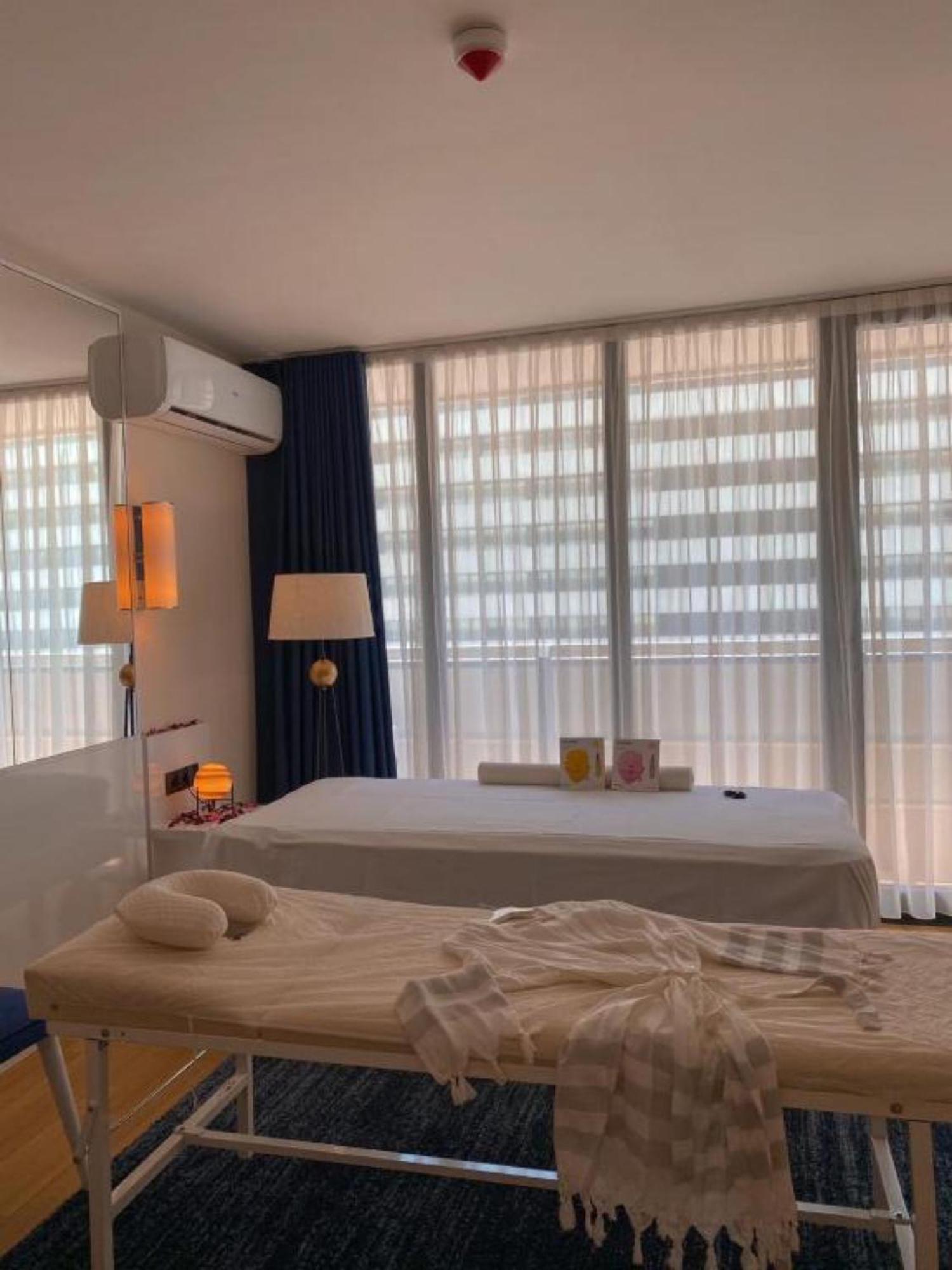 Delux Sea View Aparthotel In Orbi City Batumi Exteriör bild
